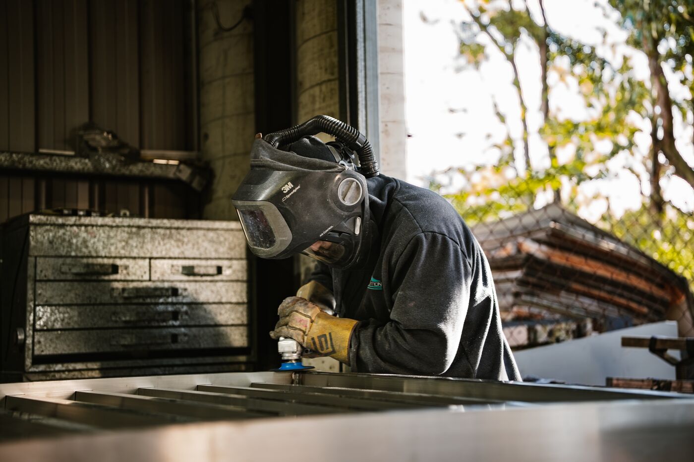 Grinding and finishing a fabricated aluminium component before powder coating
